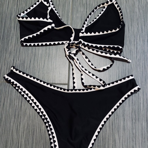 Bikini - Picture 3 of 3